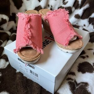 MINNETONKA Coral Wedge Sandals Size 8